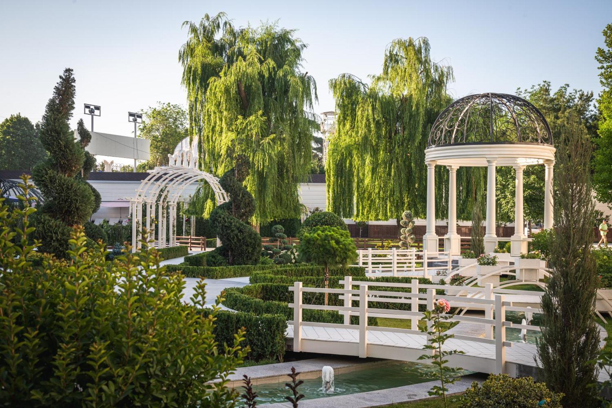 Zarafshon Parkside Hotel Самарканд Екстериор снимка